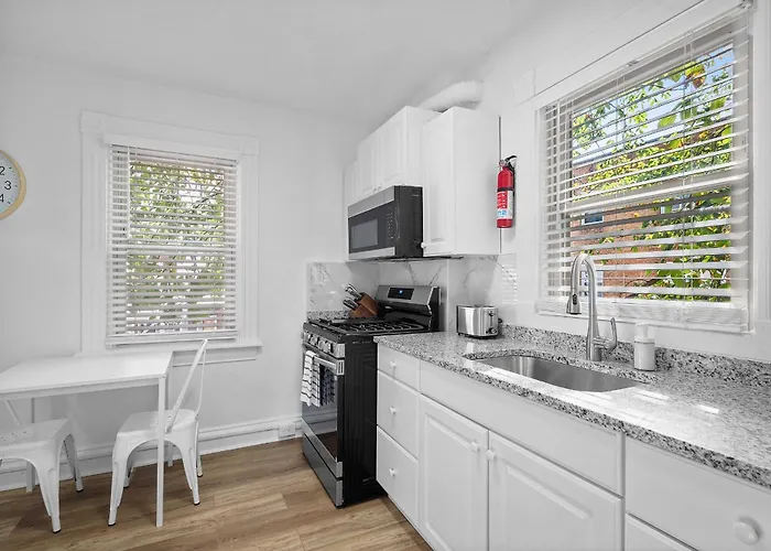Homestay Shadyside 3b Modern And Cozy Private Bedroom With Shared Bathroom