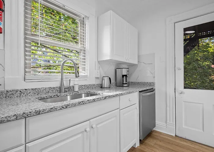 Shadyside 3b Modern And Cozy Private Bedroom With Shared Bathroom Homestay Pittsburgh