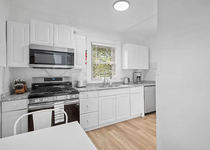 Shadyside 3b Modern And Cozy Private Bedroom With Shared Bathroom *